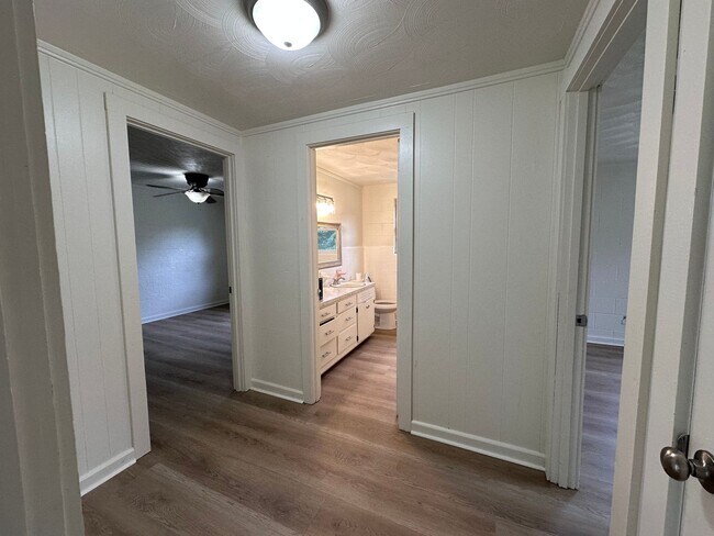 Building Photo - For Rent – $1,100/month | 2 Bed | 1 Bath