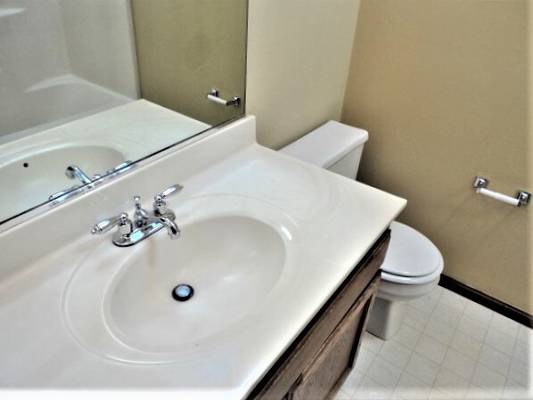 Building Photo - 613 Doral Ln