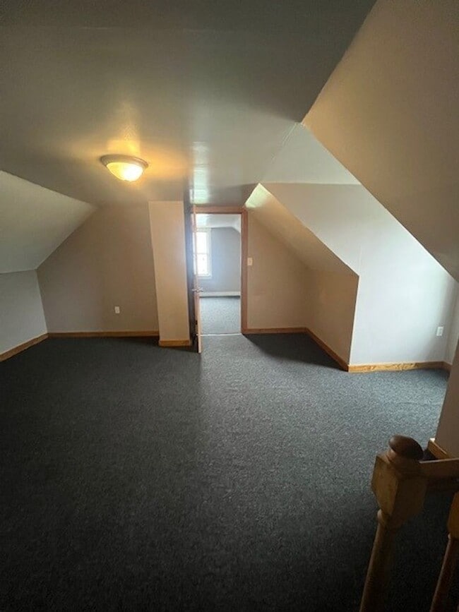 Building Photo - 3 bedroom 1.5 bathroom