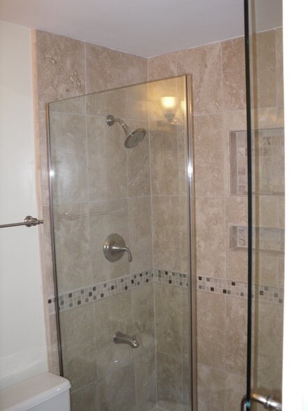 Travertine Tile Bathroom - 1011 Arlington Blvd