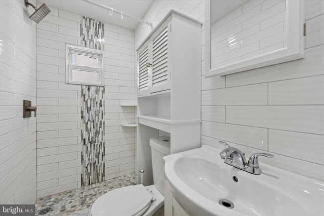 Building Photo - 1020 S Bouvier St