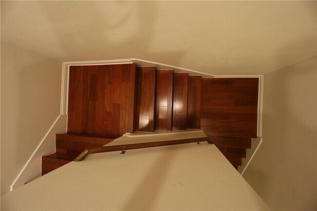 Building Photo - 13800 Lyndhurst St