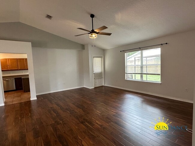 Building Photo - Pet Friendly Charming 3-Bedroom Home in Navarre!