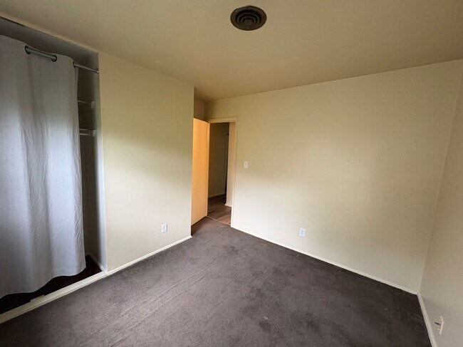 Building Photo - 3 Bedroom Ranch In Meadowdale