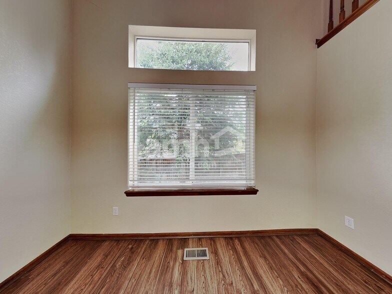Building Photo - 2325 Hyacinth Rd