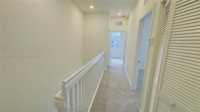 Building Photo - 2621 SE 27th Dr