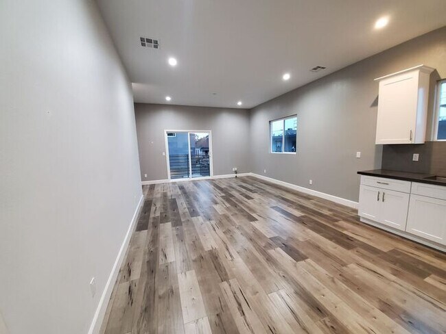 Building Photo - 4 bed 3 bath condo unit