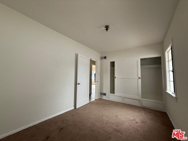 Building Photo - 15471 Victory Blvd