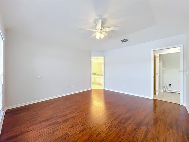 Building Photo - 900 W Charing Cross Cir