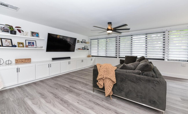 Building Photo - 700 SW 4th St