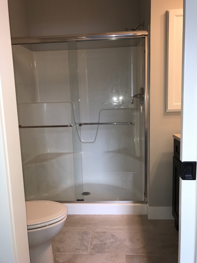 Shower - 316 Dorney Plz