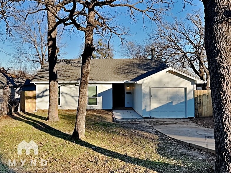 Primary Photo - 915 Winnie St