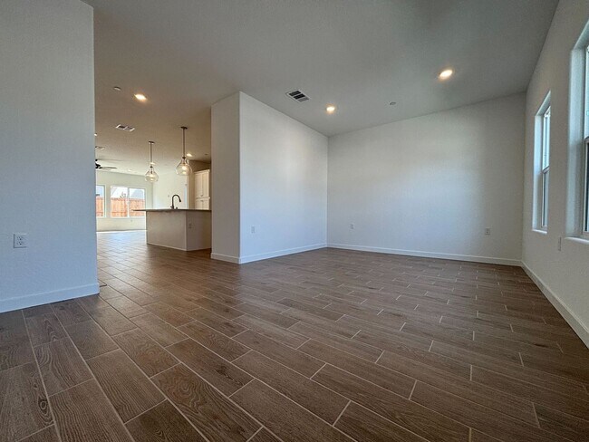 Building Photo - Move-In Special! 1 Week Free Rent – Spacio...