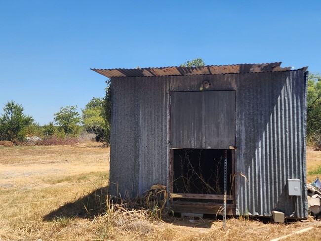 Building Photo - House + 0.5 acres  for Lease In Manor