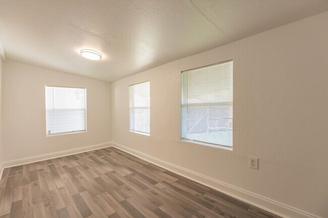 Building Photo - 808 N Palmway