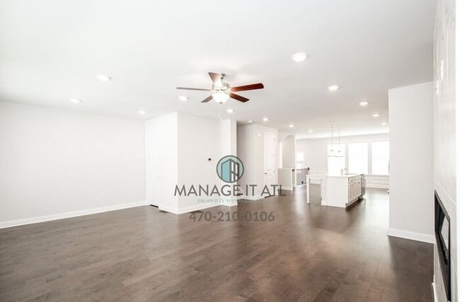 Building Photo - Great location! Elegant Townhome in Doraville