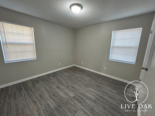 Building Photo - MOVE IN SPECIAL: $500 OFF 1ST MONTH'S RENT!**