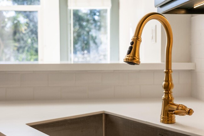 Building Photo - 123 10th Ave