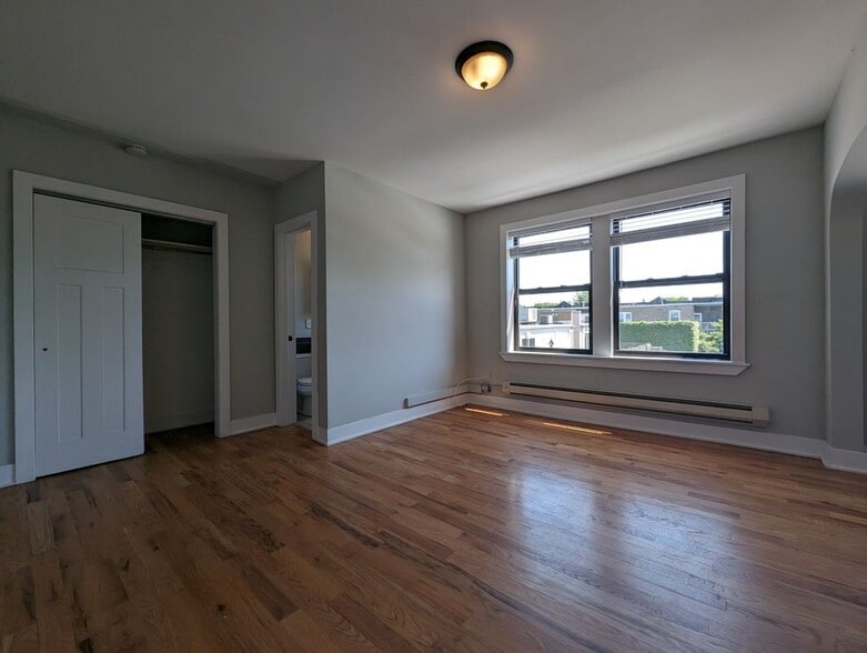 Building Photo - 4614 N Paulina St