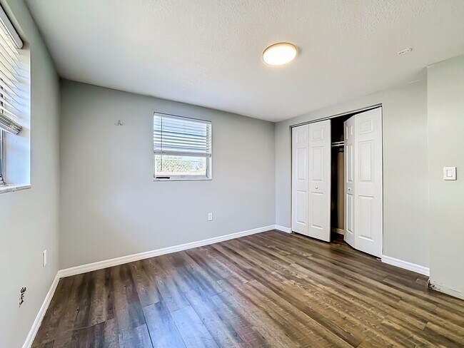 Building Photo - 702 21st Ave W