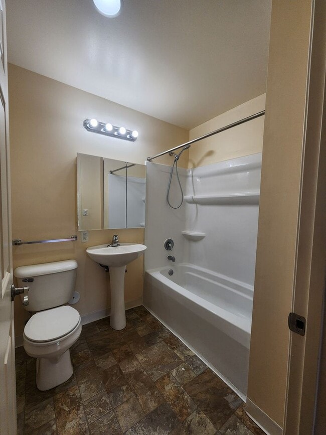 Building Photo - 3 Bedroom House In Alton