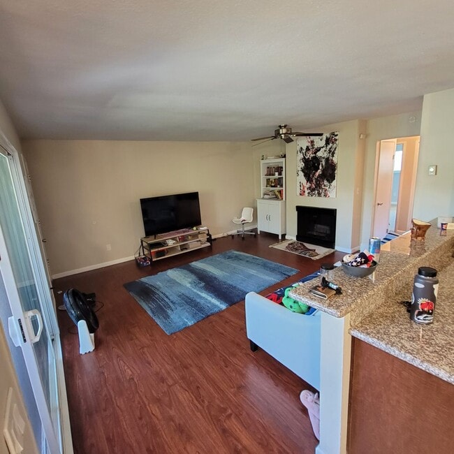 Building Photo - Spacious 2 bedroom 1 bathroom Condo with L...