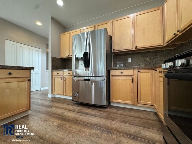 Building Photo - Spacious 5-Bedroom Home with 3-Car Garage & Fenced Yard in Kent!!