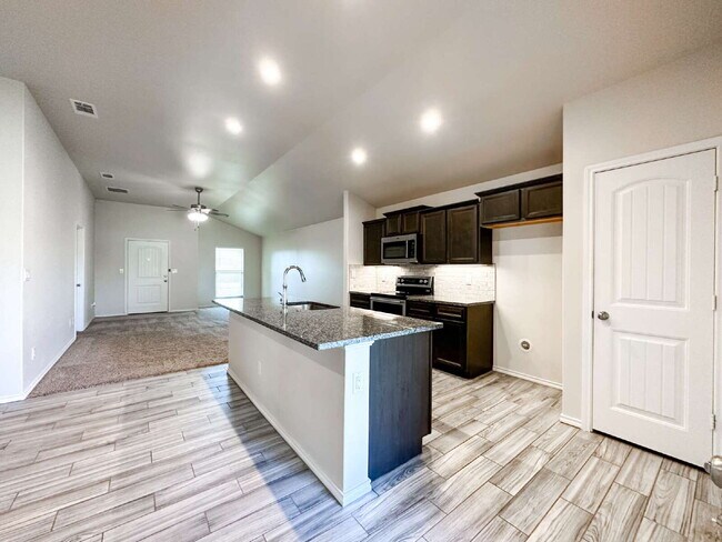 Building Photo - 3/2/2 Home in Windstone!