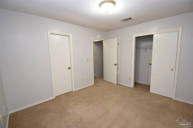Building Photo - 7061 Heather Oaks Dr