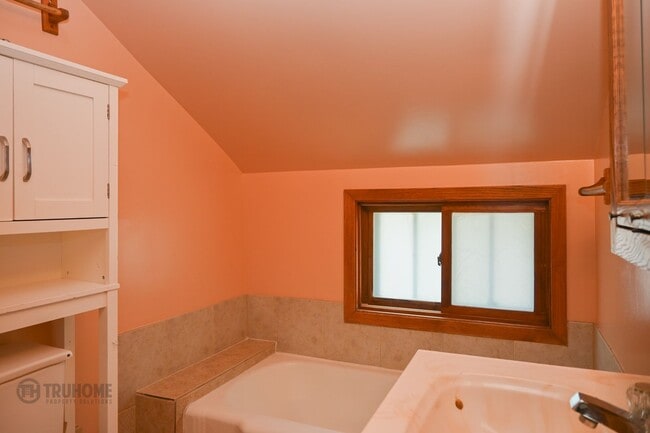 Building Photo - Charming 2 Bed 1 Bath Single Family Home f...