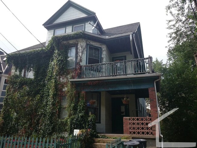 Building Photo - Nicely renovated 3 bed unit with in-unit laundry!