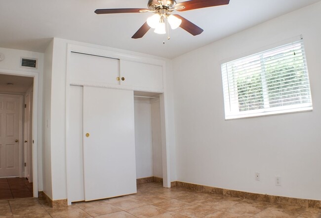 Building Photo - Charming Hollywood Home