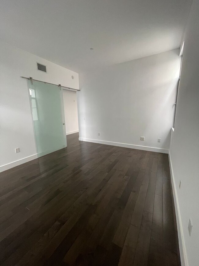 Building Photo - Loft Downtown Long Beach with 2 Parking Sp...