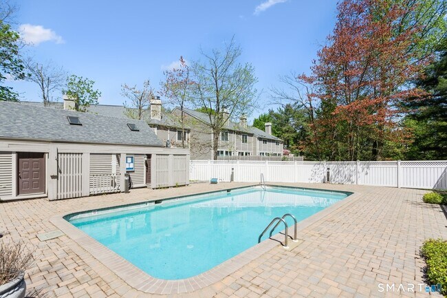 Building Photo - 33 Strathmore Ln