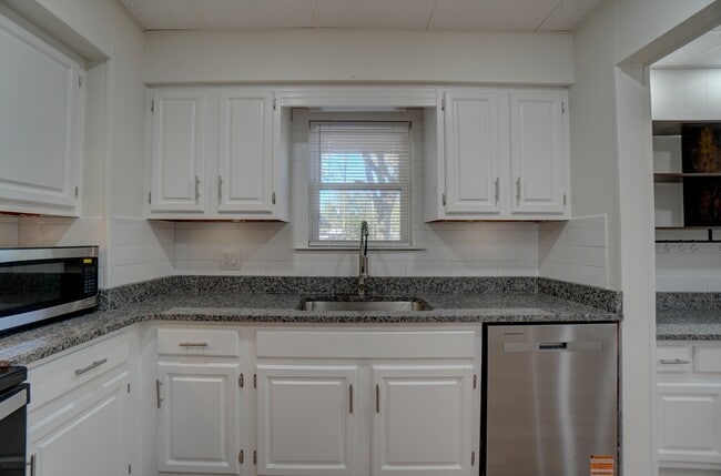 Building Photo - 4 Runyan Ct