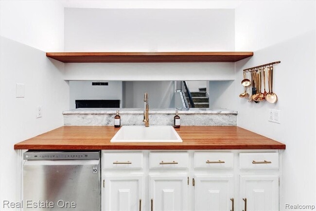 Building Photo - 1631 S Hill Blvd