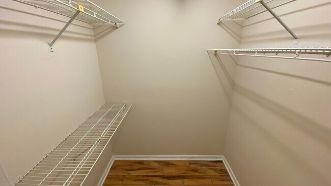 Building Photo - Two Bedroom, Two Bath in Orlando - Priced to Rent!