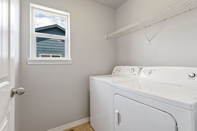 Building Photo - Spacious 4-Bed Home Minutes from Fort Cars...