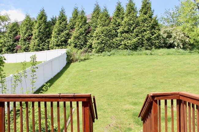 Building Photo - Large Townhome with a garage for rent! Lar...