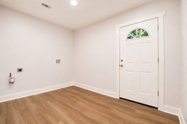 Building Photo - 1011 N Valderas St