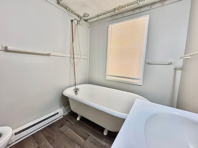 Building Photo - 1033 Oak St