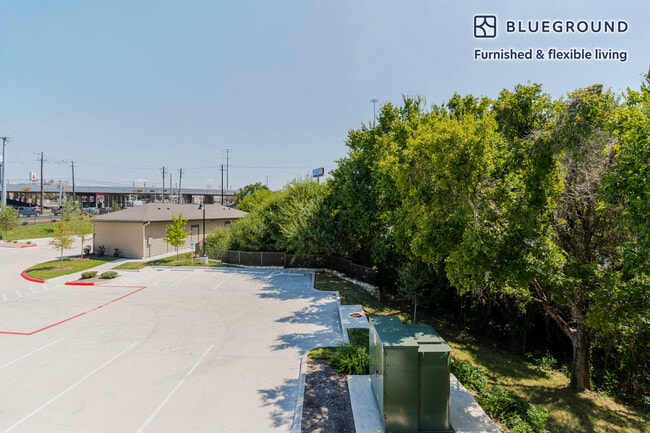 Building Photo - 1501 W Howard Ln