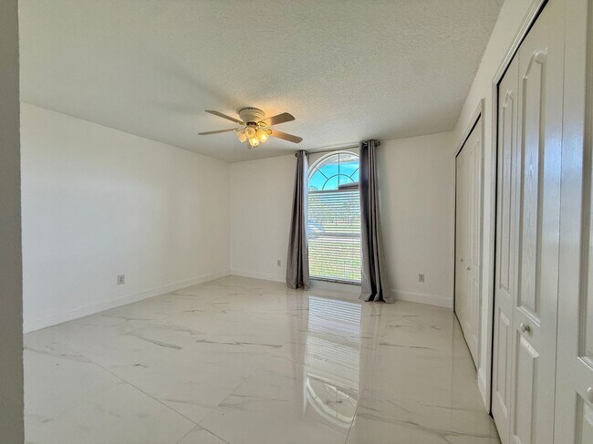 Building Photo - 11400 Lovers Ln