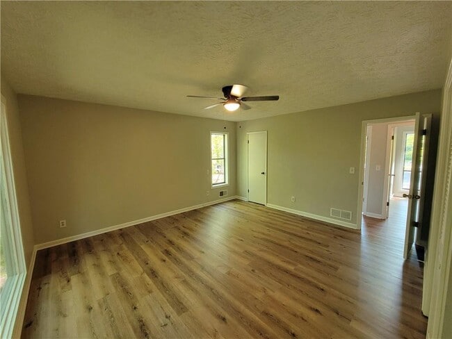 Building Photo - 205 Watkins Glen Dr NE