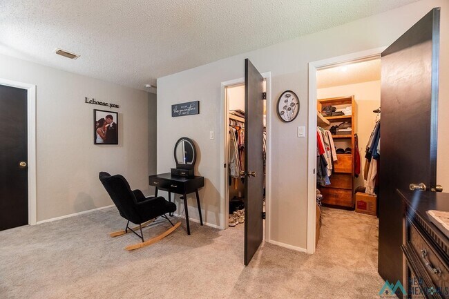 Building Photo - Available Soon! Large 3 bed 2 bath home on the golf course