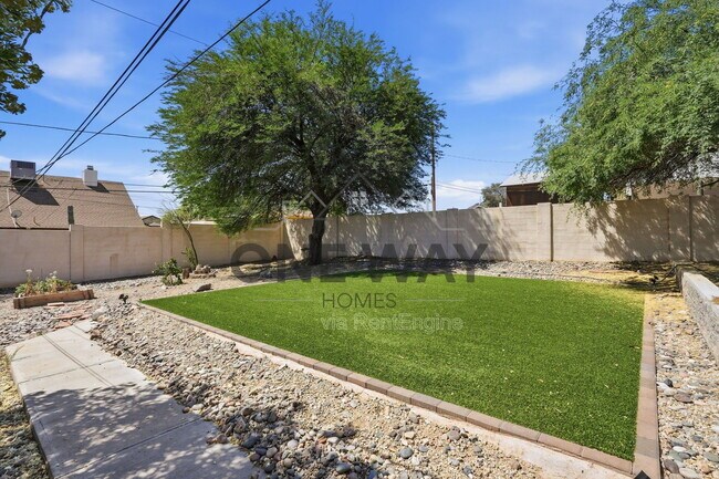 Building Photo - 1329 E Cholla St