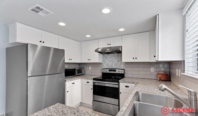 Building Photo - 2600 Brookside Dr