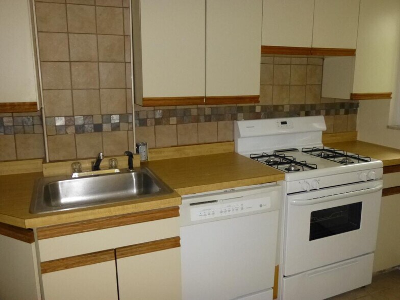 Building Photo - 940 Mirror St