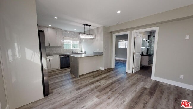 Building Photo - 2123 S Orange Dr