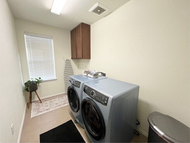 Building Photo - 13360 Olive St